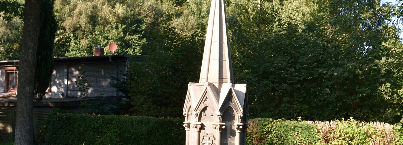 "Franzosenfriedhof" auf dem Waldfriedhof Hohenlockstedt Nach dem deutsch-französischen Krieg 1870/71 wurden ungefähr 5000 französische Kriegsgefangene im damaligen "Lockstedter Lager" untergebracht. 65 Gefangene und fünf deutschen Wachsoldaten starben dort an Krankheiten.