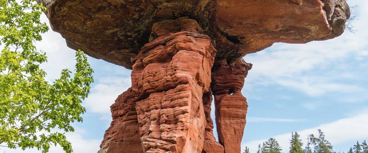 Natural monument number: ND-7340-241 Designation: Teufelstisch Place: Rhineland-Palatinate, administrative district Southwest Palatinate, Hauenstein, west of Hinterweidenthal Description: table formed red sandstone rock