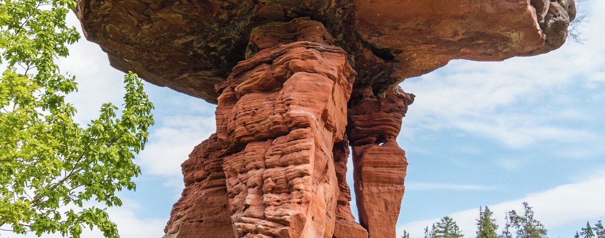 Natural monument number: ND-7340-241 Designation: Teufelstisch Place: Rhineland-Palatinate, administrative district Southwest Palatinate, Hauenstein, west of Hinterweidenthal Description: table formed red sandstone rock