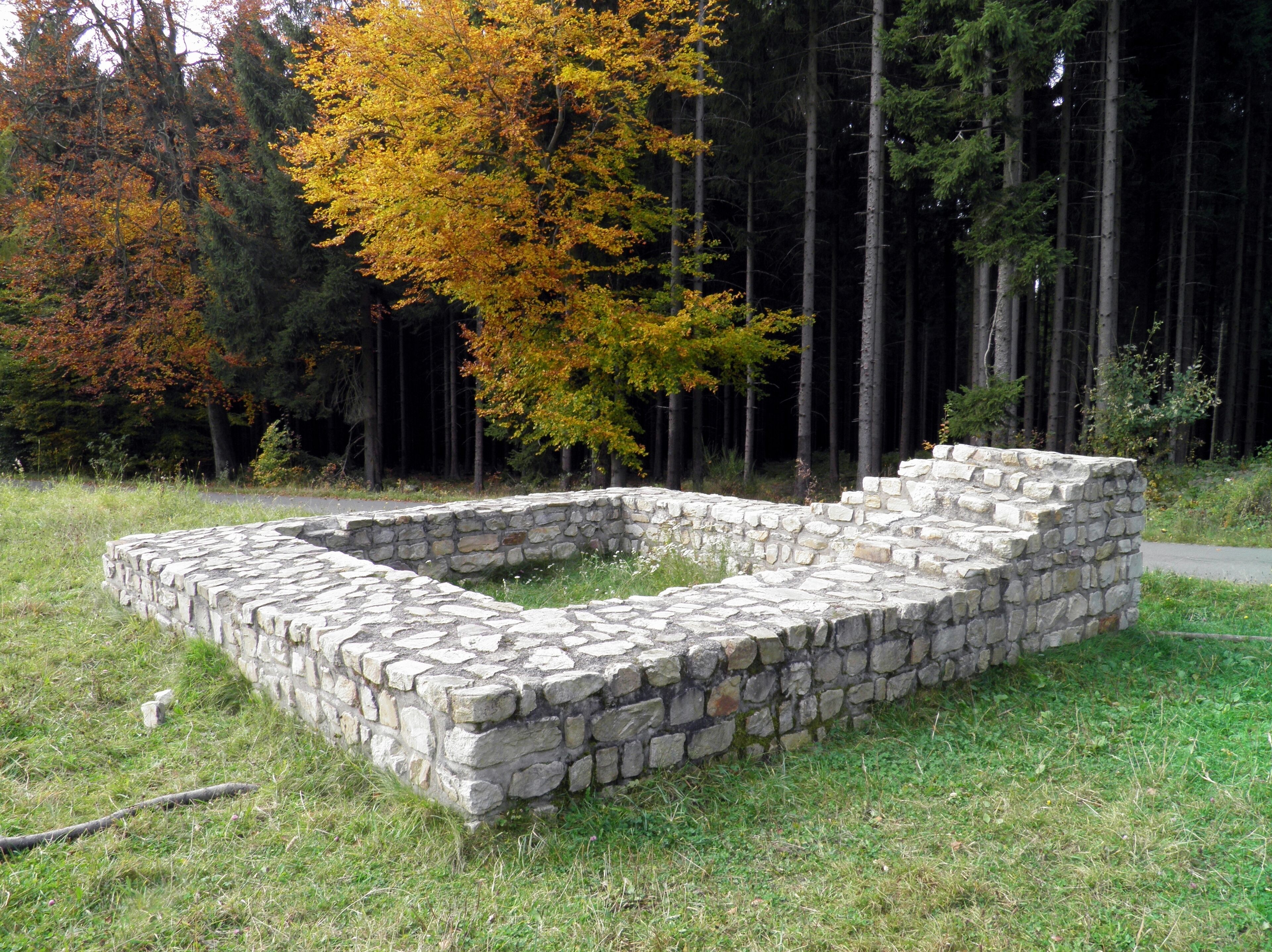 Preserved and reconstructed foundations of a square stone tower with 5.60 m on each side and a wall thickness of 100 cm. The tower site is located approximately 22 m behind the moat of the limes, between this and the northern corner of the fortlet Hillscheid.