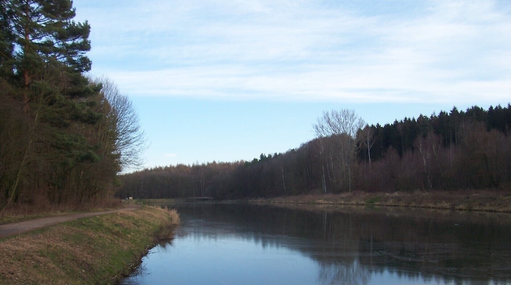 Die Walbke mit Planteurhaus Walbeck im Hintergrund