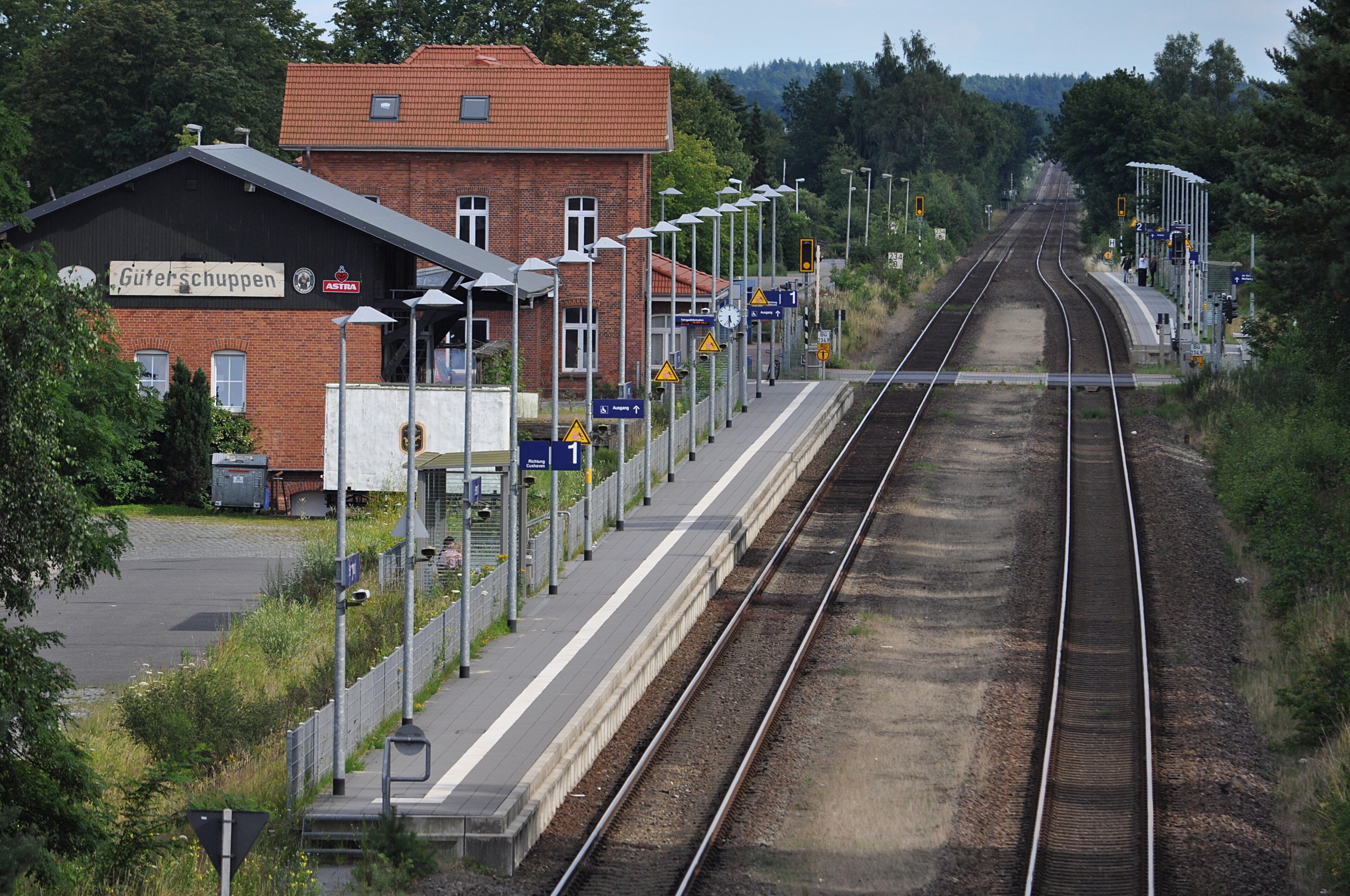 Bahnhof Hemmoor der Niederelbebahn von der Brücke der B 495 aus gesehen.