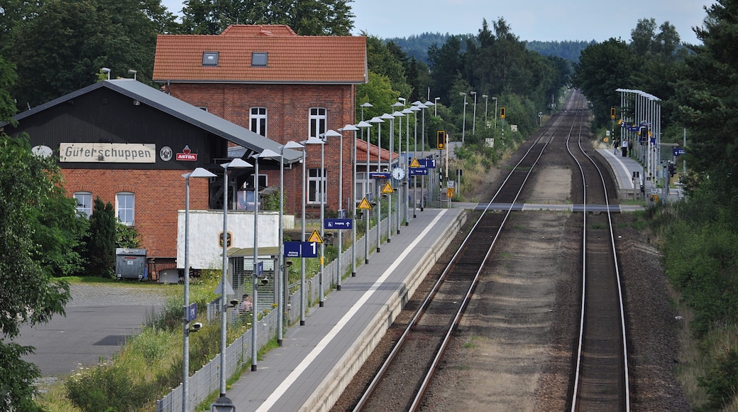 Bahnhof Hemmoor der Niederelbebahn von der Brücke der B 495 aus gesehen.