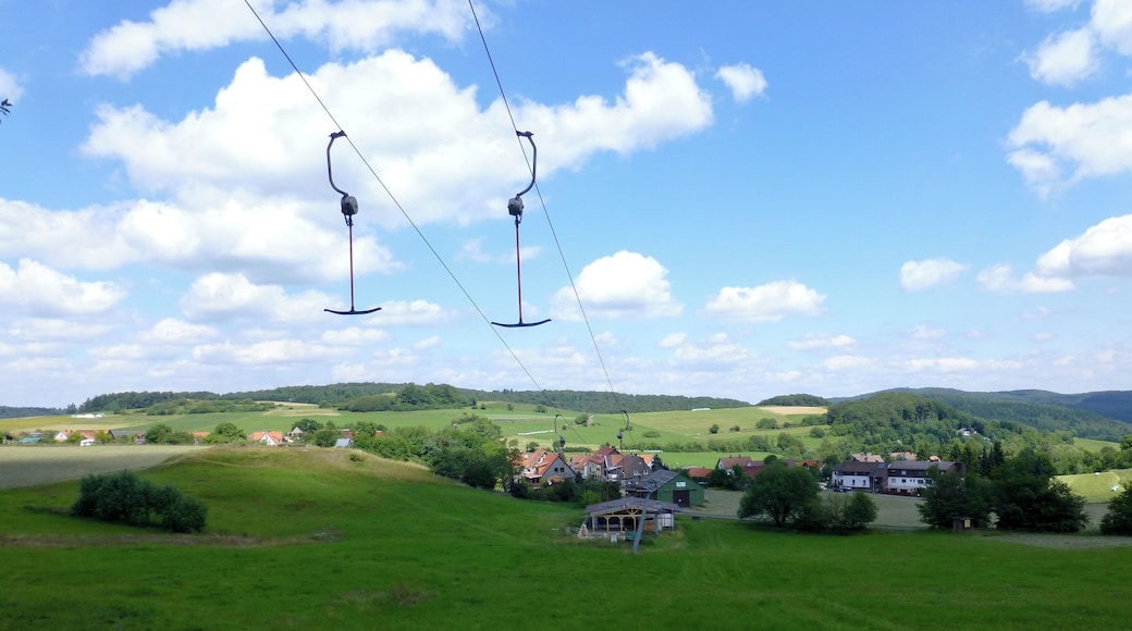 Siklift von Battenhausen im Sommer; Blick vom Studentenpfad am Nordosthang des Hohen Lohrs nordwรคrts nach Battenhausen