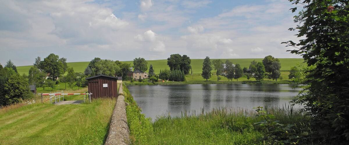 Revierwasserlaufanstalt Freiberg: Obersaidaer Teich in der Gemeinde Obersaida, OT von Großhartmannsdorf, mit Fluterhaus