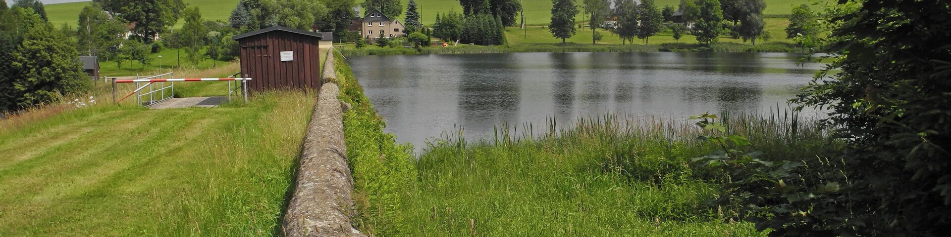 Revierwasserlaufanstalt Freiberg: Obersaidaer Teich in der Gemeinde Obersaida, OT von Großhartmannsdorf, mit Fluterhaus