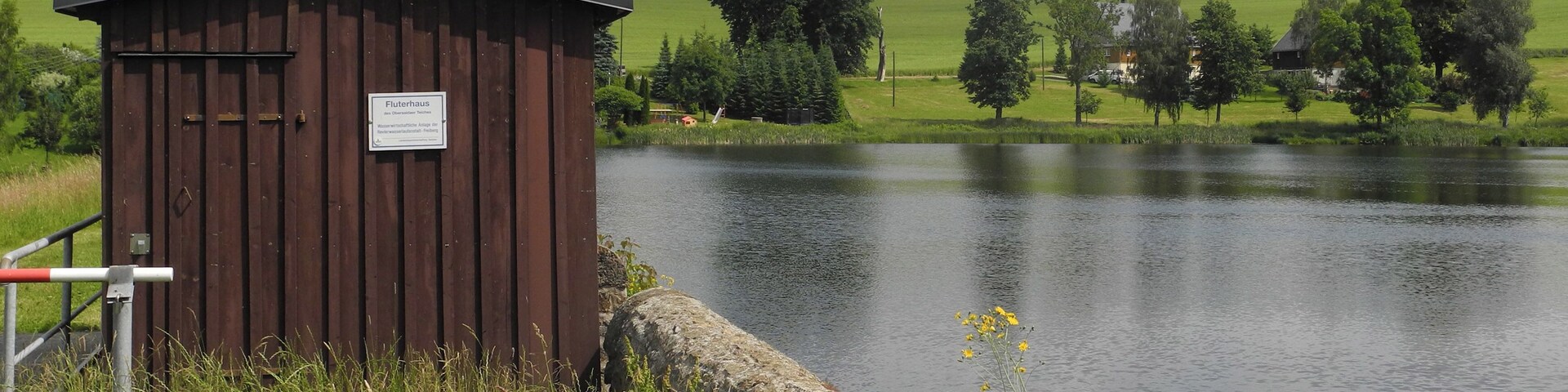 Revierwasserlaufanstalt Freiberg: Obersaidaer Teich in der Gemeinde Obersaida, OT von GroĂhartmannsdorf, mit Fluterhaus