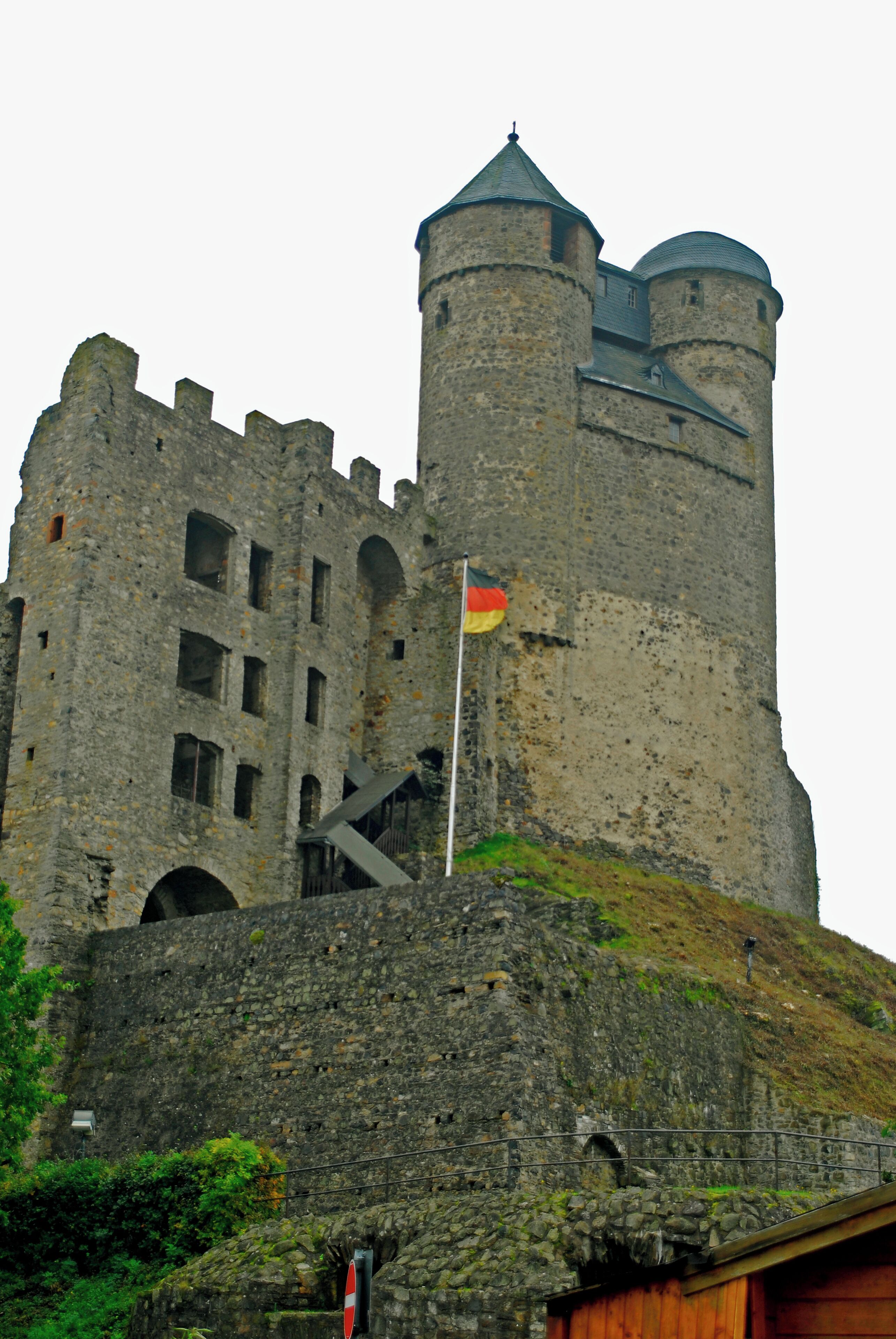 Die 1160 erstmalig erwähnte Höhenburg liegt im Lahn-Dill-Kreis in Hessen. Ab 1676 durch Graf Wilhelm Moritz von Solms-Greifenstein zu einem Barockschloss umgebaut. 1693 wurde die Anlage aufgegeben und verfiel.