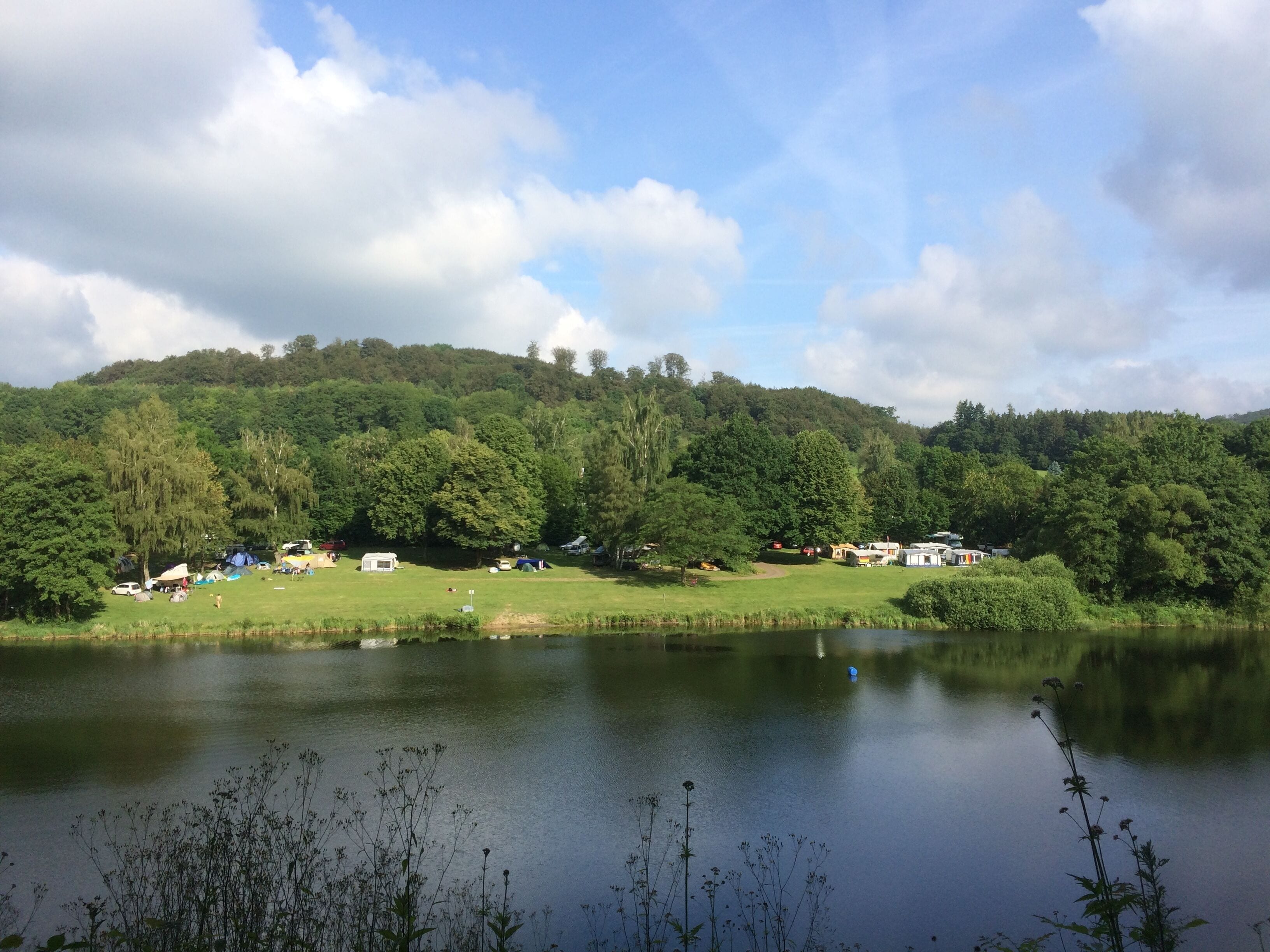 Blick über die Ulmbachtalsperre zum Campinggelände