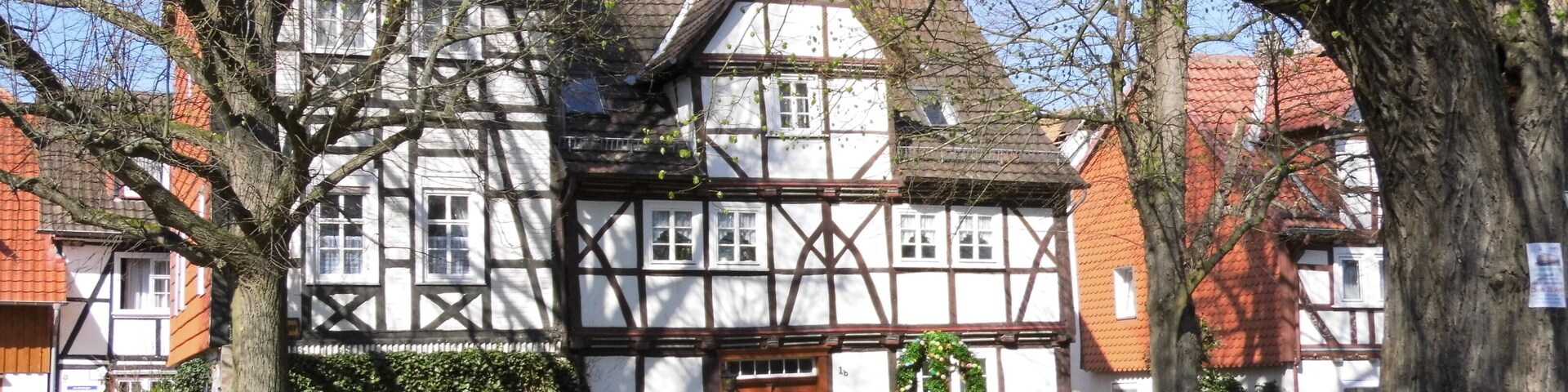 Dorfanger mit Sandsteineinfassung - Meinhard-Grebendorf Sandstraße/Am Dorfanger