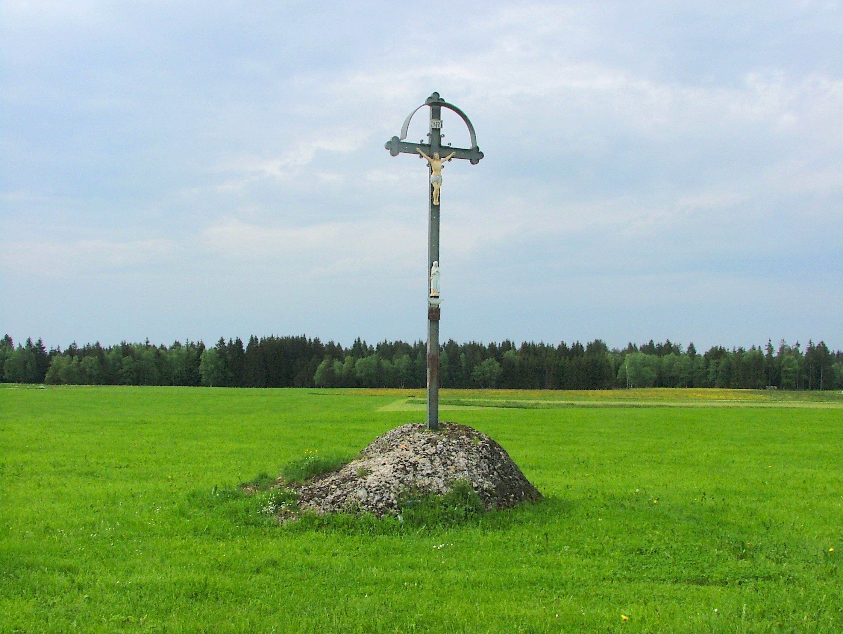 Findling mit Feldkreuz an der Görisrieder Straße