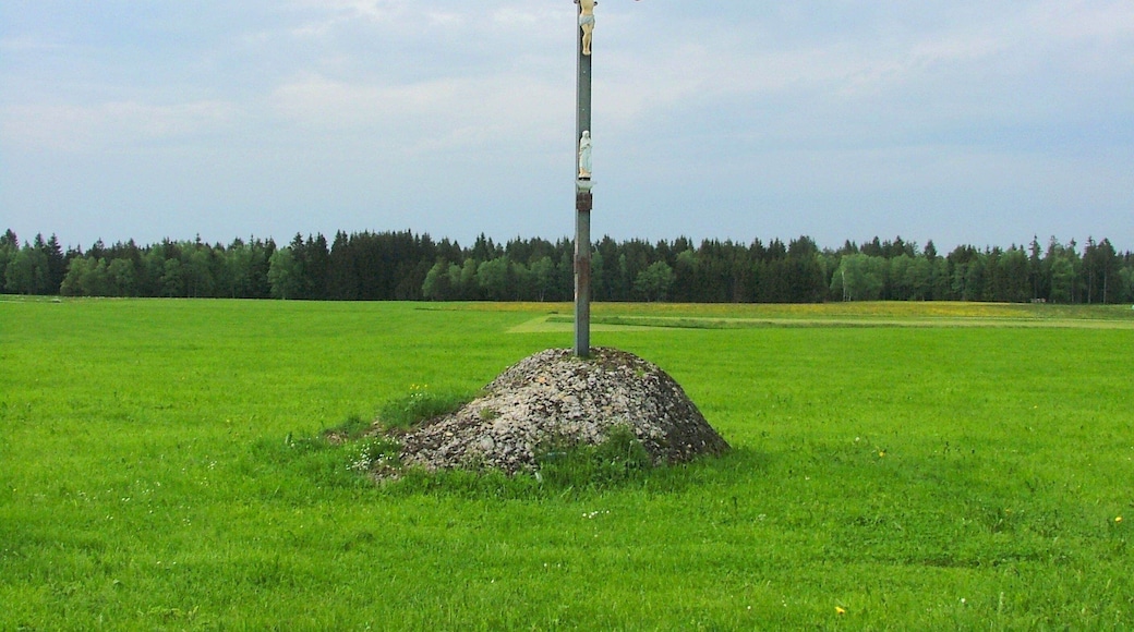 Findling mit Feldkreuz an der Görisrieder Straße
