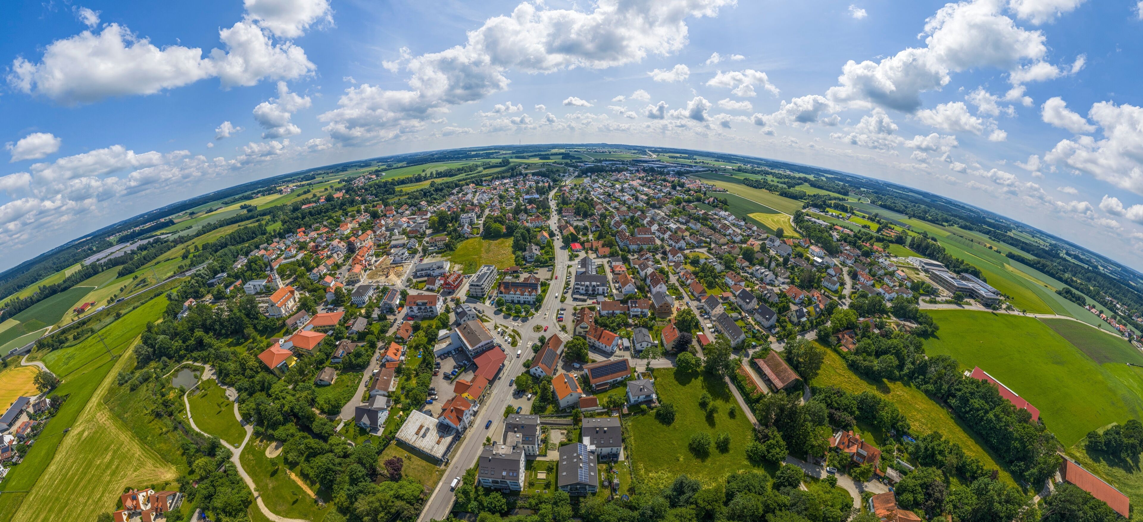Die Gemeinde Odelzhausen an der BAB 8 im Kreis Dachau aus der Vogelperspektive 