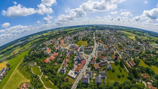 Die Gemeinde Odelzhausen an der BAB 8 im Kreis Dachau aus der Vogelperspektive