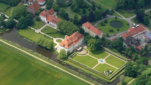 Bei Schloss Harkotten in Füchtorf bei Sassenberg, Nordrhein-Westfalen, handelt es sich um eine Doppelschlossanlage. Schloss von Ketteler ist ein um 1767 fertiggestelltes Barockschloss. Schloss von Korff wurde 1804 bis 1806 im Stil des Klassizismus erbaut. Vorgängerbauten stammten aus dem 14. Jahrhundert. Die Aufnahme entstand während des Münsterland-Fotoflugs am 1. Juni 2014. Hinweis: Die Aufnahme wurde aus dem Flugzeug durch eine Glasscheibe hindurch fotografiert. This file was uploaded with Commonist.