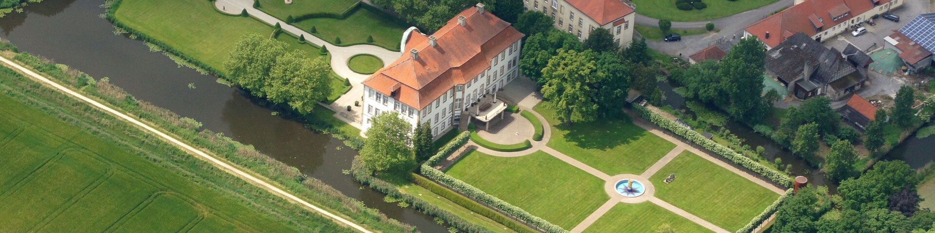 Bei Schloss Harkotten in FĂŒchtorf bei Sassenberg, Nordrhein-Westfalen, handelt es sich um eine Doppelschlossanlage. Schloss von Ketteler ist ein um 1767 fertiggestelltes Barockschloss. Schloss von Korff wurde 1804 bis 1806 im Stil des Klassizismus erbaut. VorgĂ€ngerbauten stammten aus dem 14. Jahrhundert. Die Aufnahme entstand wĂ€hrend des MĂŒnsterland-Fotoflugs am 1. Juni 2014. Hinweis: Die Aufnahme wurde aus dem Flugzeug durch eine Glasscheibe hindurch fotografiert. This file was uploaded with Commonist.