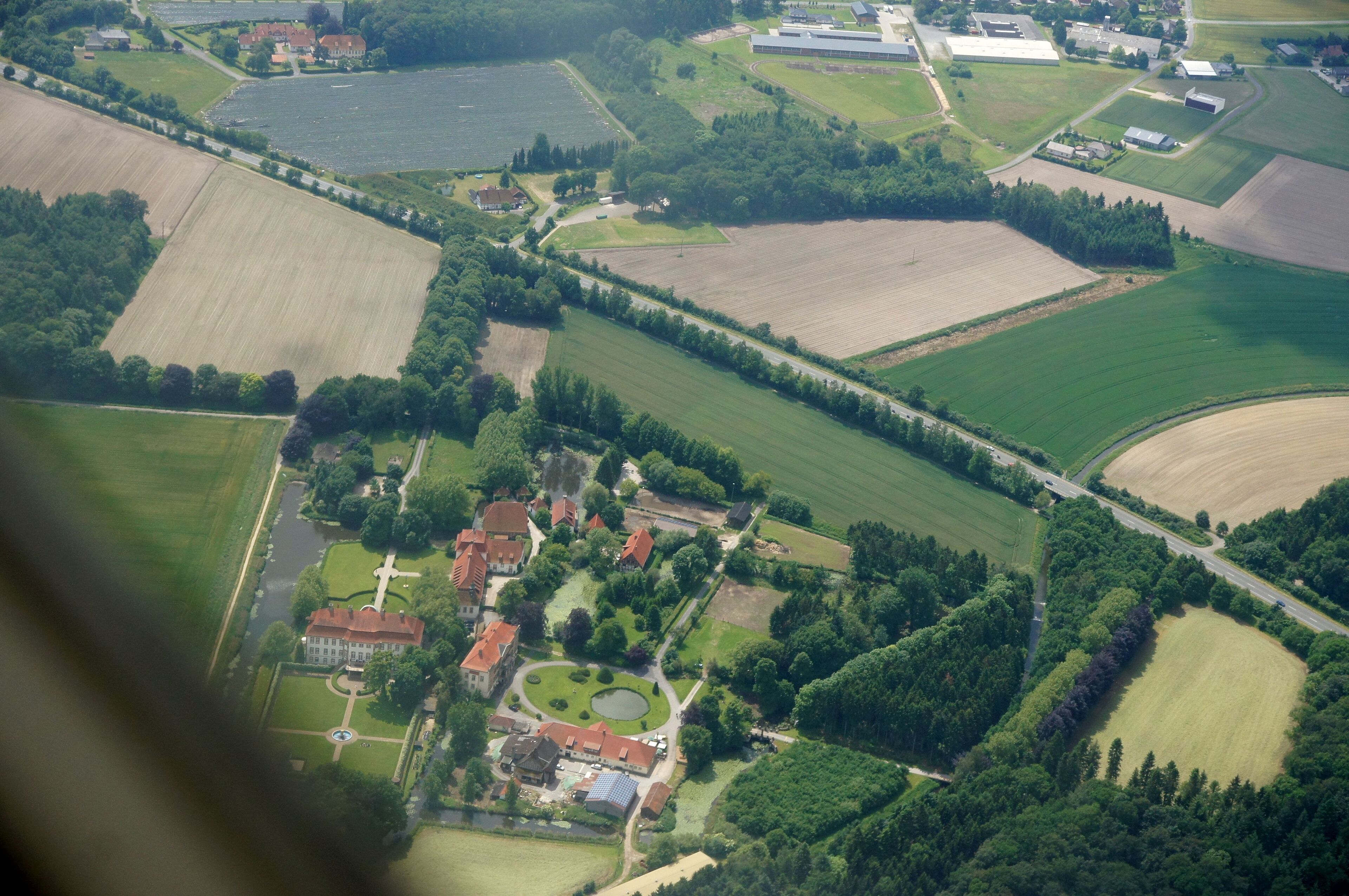 Bei Schloss Harkotten in Füchtorf bei Sassenberg, Nordrhein-Westfalen, handelt es sich um eine Doppelschlossanlage. Schloss von Ketteler ist ein um 1767 fertiggestelltes Barockschloss. Schloss von Korff wurde 1804 bis 1806 im Stil des Klassizismus erbaut. Vorgängerbauten stammten aus dem 14. Jahrhundert. Die Aufnahme entstand während des Münsterland-Fotoflugs am 1. Juni 2014. Hinweis: Die Aufnahme wurde aus dem Flugzeug durch eine Glasscheibe hindurch fotografiert. This file was uploaded with Commonist.