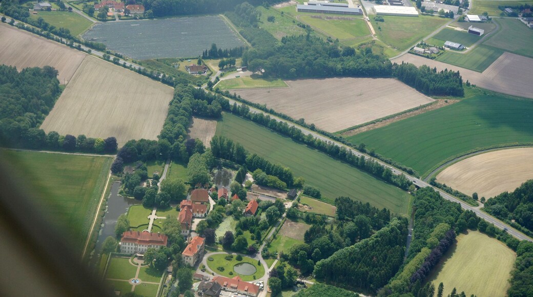 Bei Schloss Harkotten in Füchtorf bei Sassenberg, Nordrhein-Westfalen, handelt es sich um eine Doppelschlossanlage. Schloss von Ketteler ist ein um 1767 fertiggestelltes Barockschloss. Schloss von Korff wurde 1804 bis 1806 im Stil des Klassizismus erbaut. Vorgängerbauten stammten aus dem 14. Jahrhundert. Die Aufnahme entstand während des Münsterland-Fotoflugs am 1. Juni 2014. Hinweis: Die Aufnahme wurde aus dem Flugzeug durch eine Glasscheibe hindurch fotografiert. This file was uploaded with Commonist.