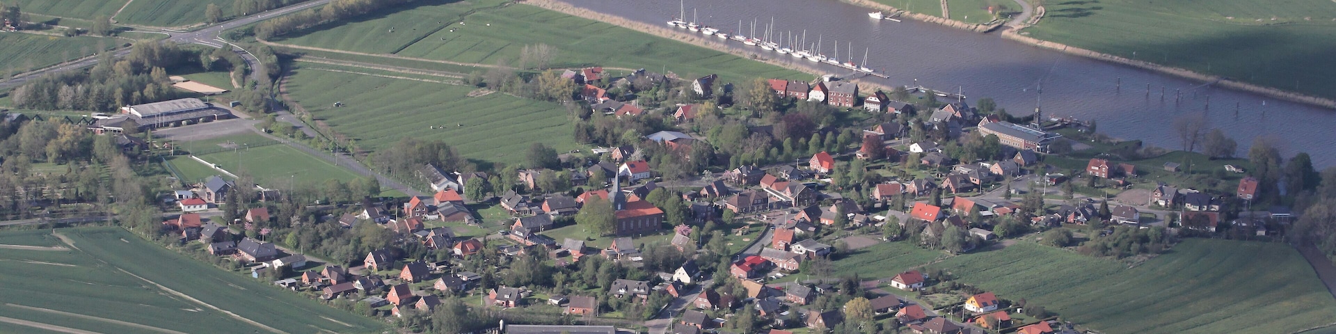 Der Ortsteil Geversdorf von Neuhaus (Oste), im Hintergrund die Klappbrücke über die Oste.