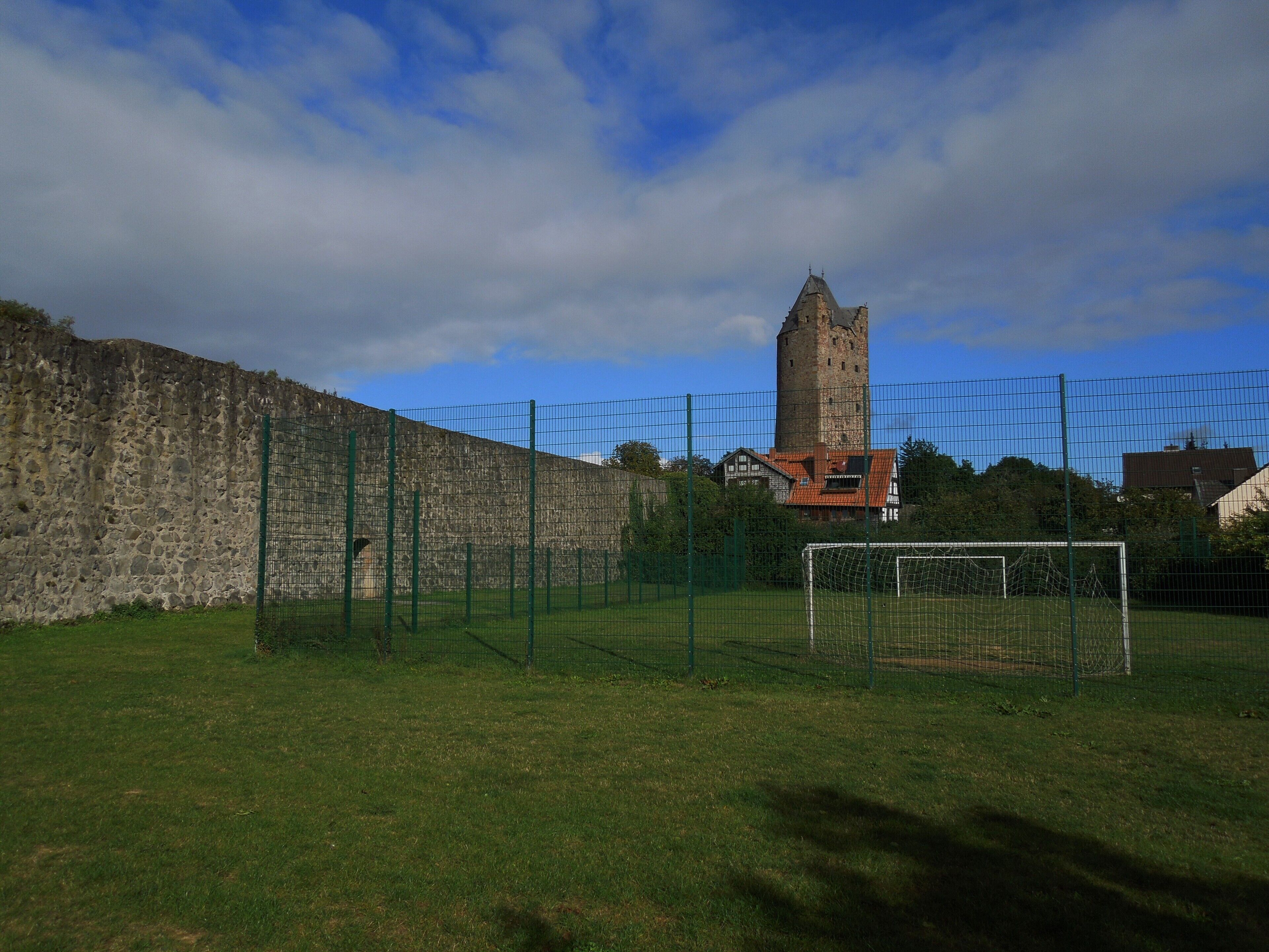 Fritzlar: vermutlicher Ort der einstigen Zwingburg des Erzbischofs von Mainz; links die Stadtmauer, im Hintergrund der Graue Turm