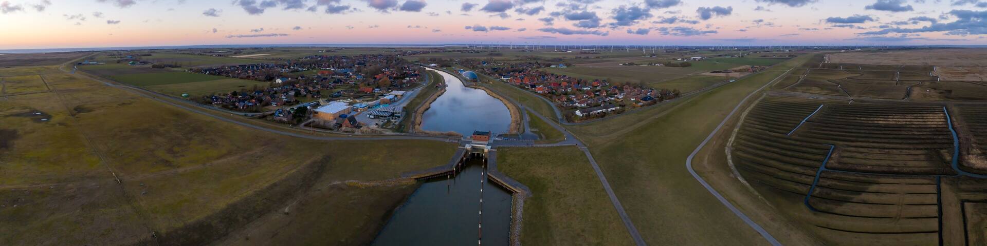 Panorama Luftaufnahme von Friedrichskoog Rugenort mit Blick auf den Ort das Rugenorter Loch und den alten Hafenstrom bis zur Nordseeküste, Schleswig Holstein, Deutschland