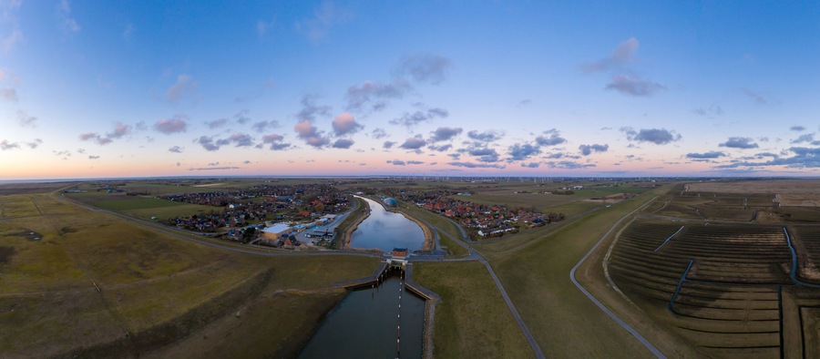 Panorama Luftaufnahme von Friedrichskoog Rugenort mit Blick auf den Ort das Rugenorter Loch und den alten Hafenstrom bis zur Nordseeküste, Schleswig Holstein, Deutschland