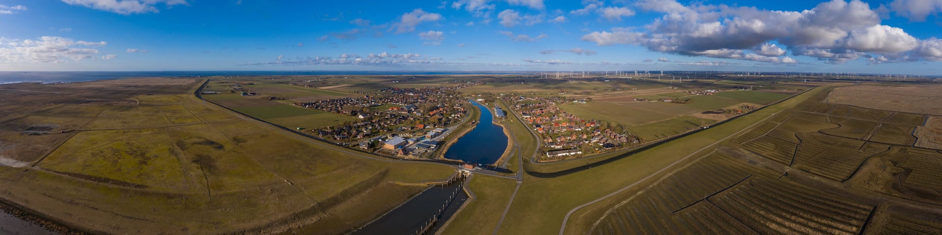 Panorama Luftaufnahme von Friedrichskoog Rugenort mit Blick auf den Ort das Rugenorter Loch und den alten Hafenstrom bis zur Nordseeküste, Schleswig Holstein, Deutschland