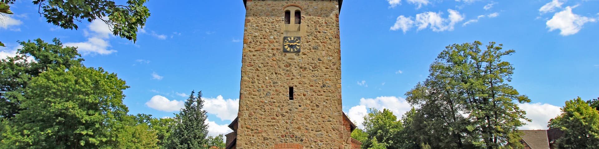 Kirchwalsede: Romanische Feldsteinkirche St. Bartholomäus (1180, Niedersachsen)