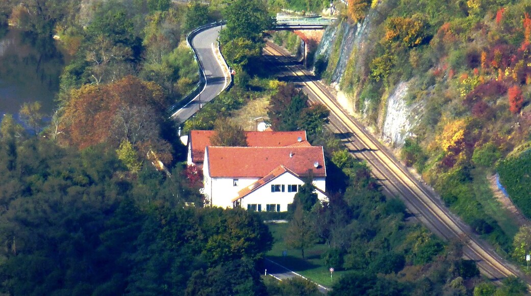 Blick vom Lemberg in Feilbingert auf den Niederthäler Hof in Schloßböckelheim