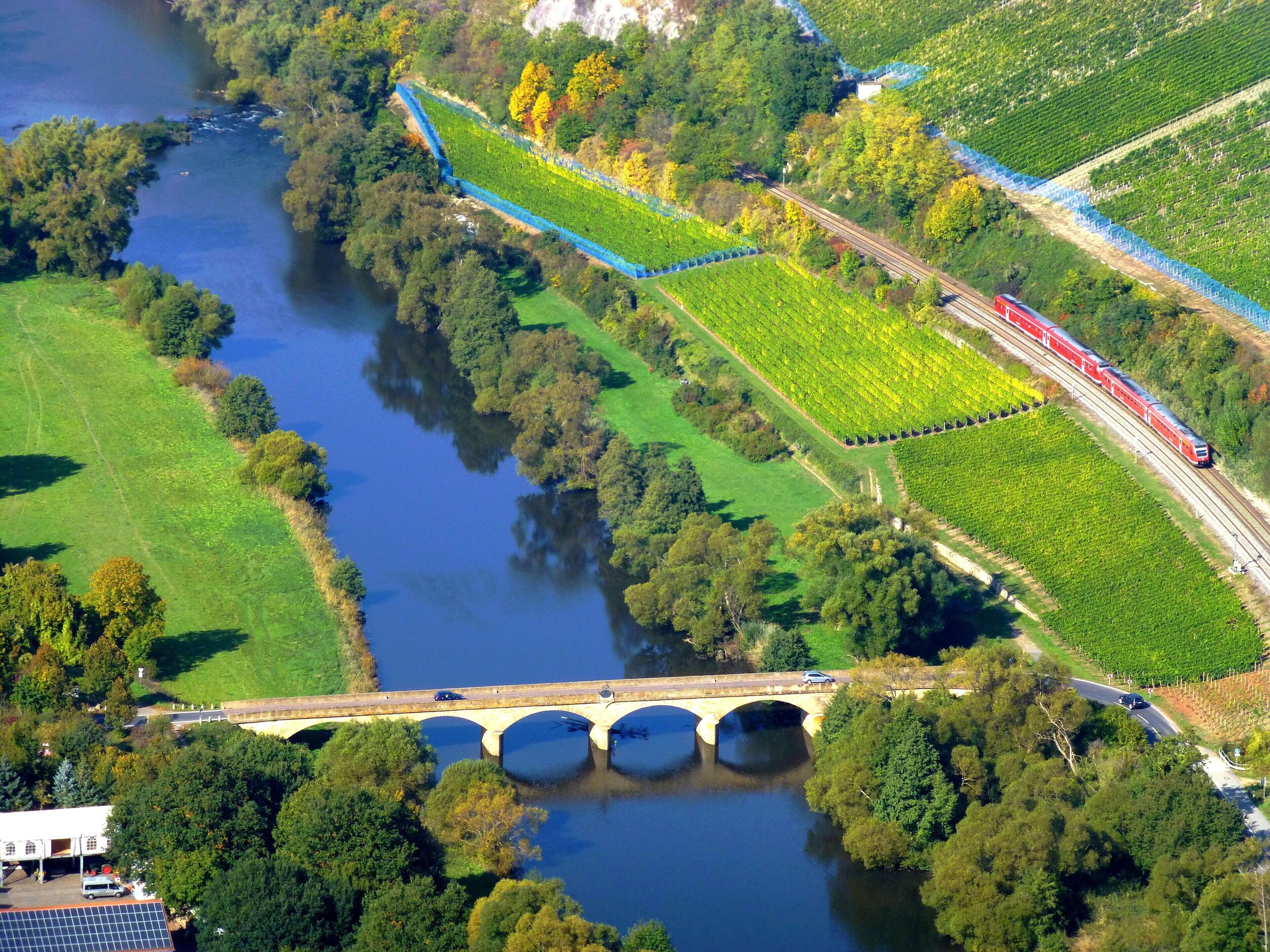 Blick vom Lemberg in Feilbingert auf die Luitpold-Brücke in Oberhausen an der Nahe; Nahe hier im Naturschutzgebiet „Nahetal von Boos bis Niederhausen“