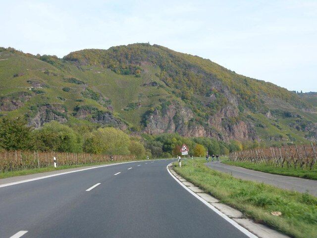 Moseltal und Burgberg bei Erden