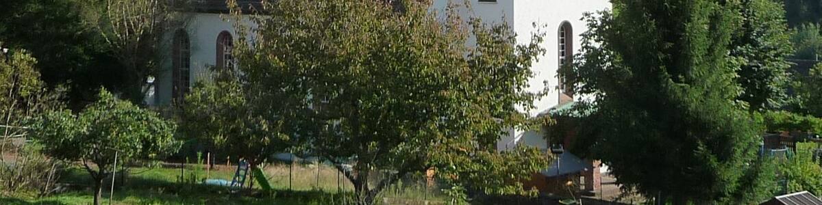 quadratischer Turm der protestantischen Kirche