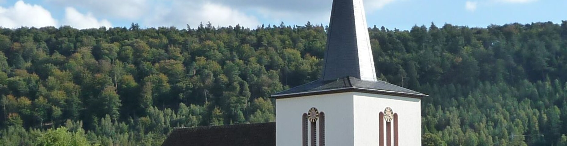 quadratischer Turm der protestantischen Kirche