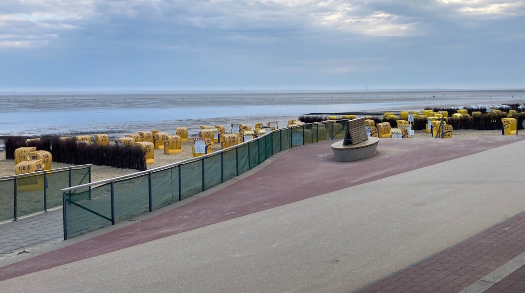 Strandpromenade in Cuxhaven Duhnen an der Nordsee am frühen Morgen