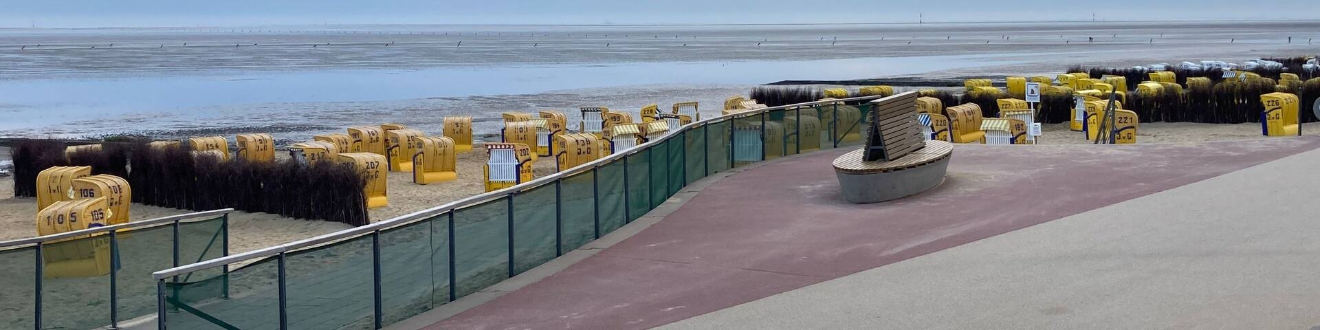 Strandpromenade in Cuxhaven Duhnen an der Nordsee am frühen Morgen