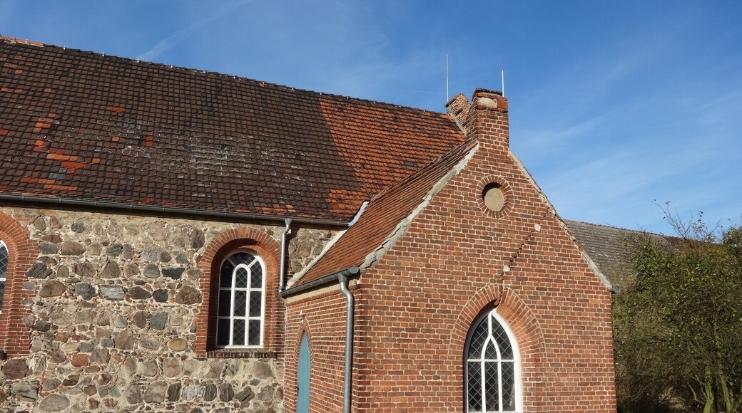 Das Bauwerk entstand in den Jahren 1184 bis 1194 als feudaler Profanbau mit einer Kapelle und wurde erst im 15. Jahrhundert zur Kirche gewidmet. Er ist aus Feldstein errichtet, während der Anbau sowie die Sakristei aus dem 19. Jahrhundert mit Mauerziegeln ausgeführt wurden, die sich deutlich von dem übrigen Baukörper absetzen. Der Fachwerkturm entstand um 1700. Im Innern befinden sich ein Altar aus dem Jahr 1648, eine Kanzel aus 1679 sowie ein Opferstock aus dem 16. Jahrhundert.