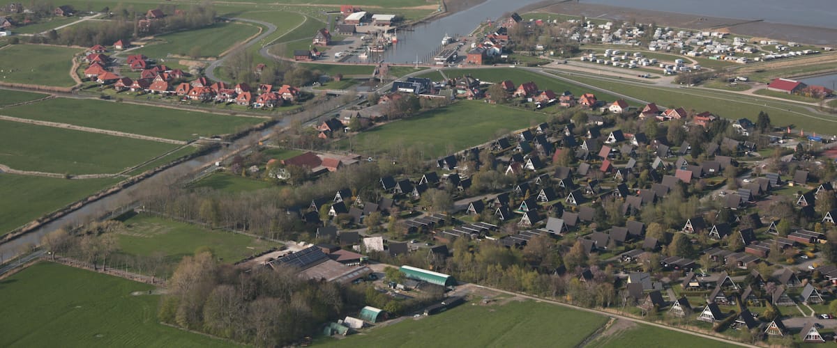Fotoflug von Nordholz-Spieka nach Oldenburg und Papenburg This photo was taken by Alchemist-hp. If you use one of my photos, an email (account needed) or a message or direct to: my email account would be greatly appreciated. Please note the license terms. Other licensing terms can get discussed, too. This file is copyrighted and has been released under a license which is incompatible with Facebook's licensing terms. It is not permitted to upload this file to Facebook.