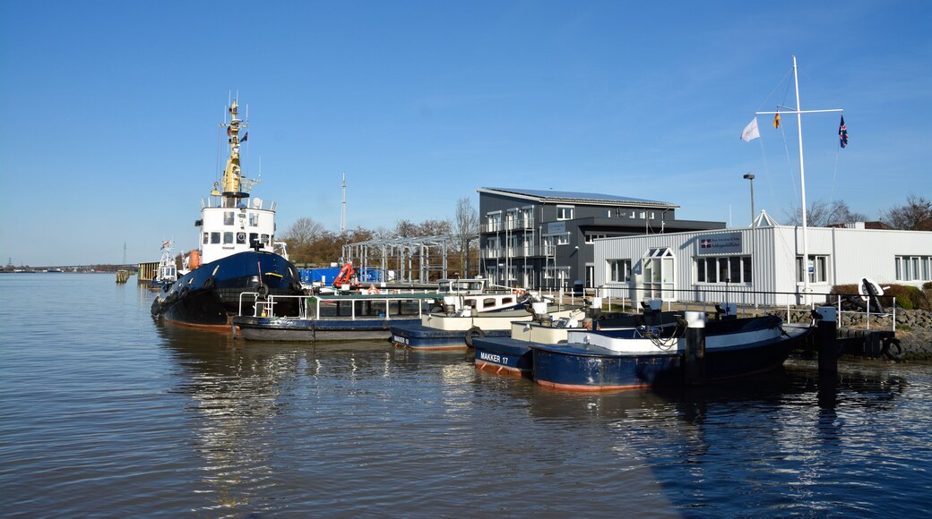 Impressionen einer Überfahrt auf der Fähre in Brunsbüttel Schlepper "Moritz", ein ehemaliger Arsenalschlepper der Bundesmarine