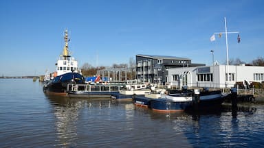 Impressionen einer Überfahrt auf der Fähre in Brunsbüttel Schlepper "Moritz", ein ehemaliger Arsenalschlepper der Bundesmarine