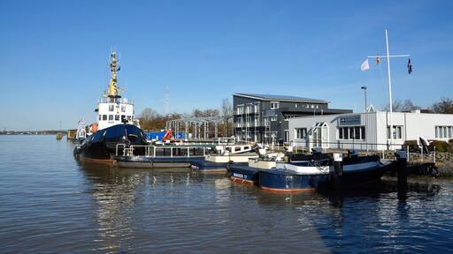 Impressionen einer Überfahrt auf der Fähre in Brunsbüttel Schlepper "Moritz", ein ehemaliger Arsenalschlepper der Bundesmarine
