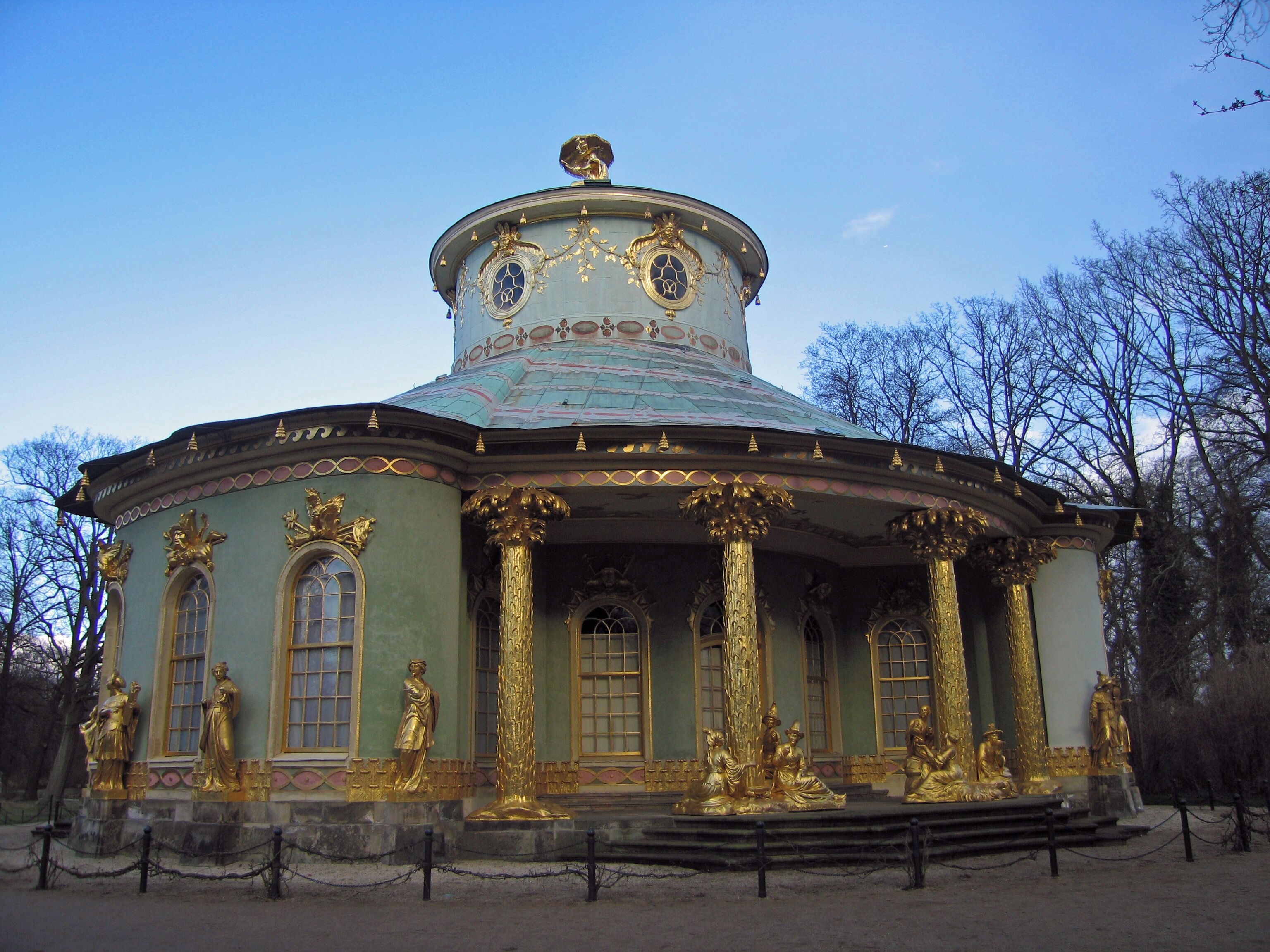 Un edificio histórico con ornamentadas decoraciones doradas y una cúpula.