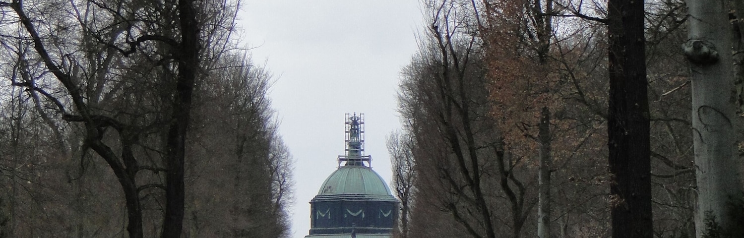 Potsdam, 02.04.2013 - Park Sanssouci, Blick von der Hauptallee in Richtung Neues Palais