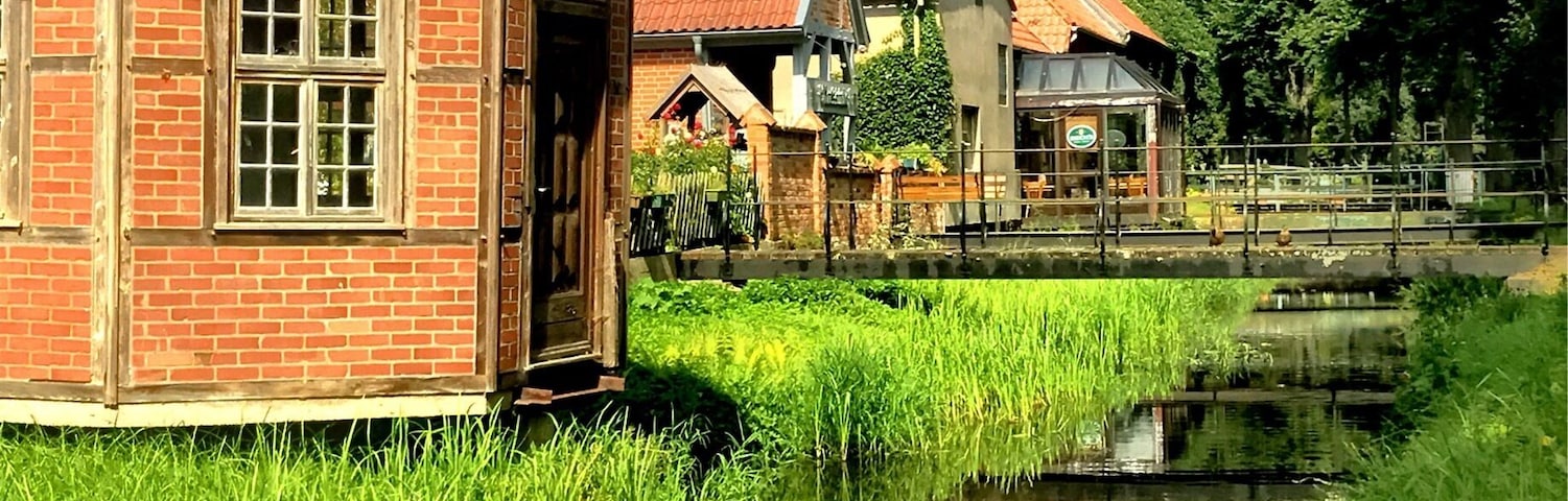 Historische Wallanlagen, prima Spaziergang am Wasser bis in die Altstadt.