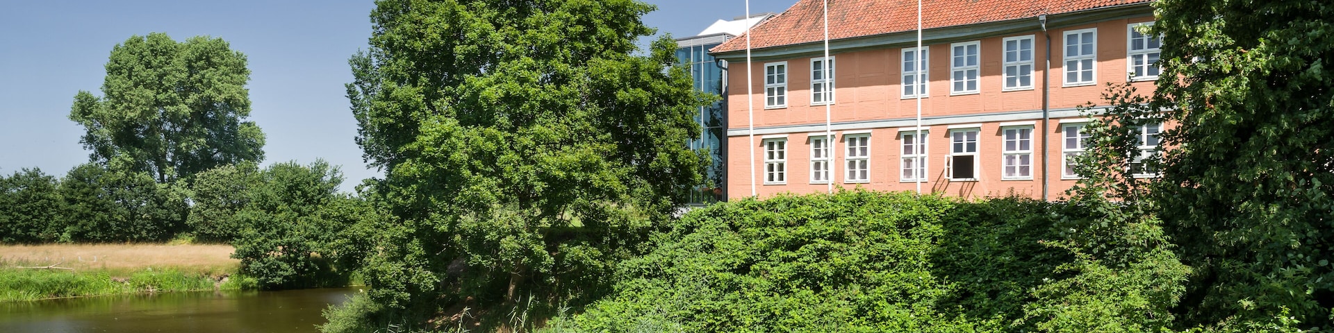 Am Schloss Bleckede im Sommer sonnig