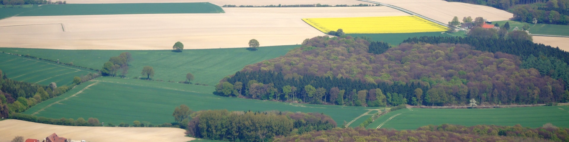 Landschaft am Aulendorfer Berg bei Billerbeck. Im Hintergrund Höpingen, zu Darfel (Rosendahl) gehörig. Die Aufnahme entstand während des Münsterland-Fotoflugs am 12. April 2014. This file was uploaded with Commonist.