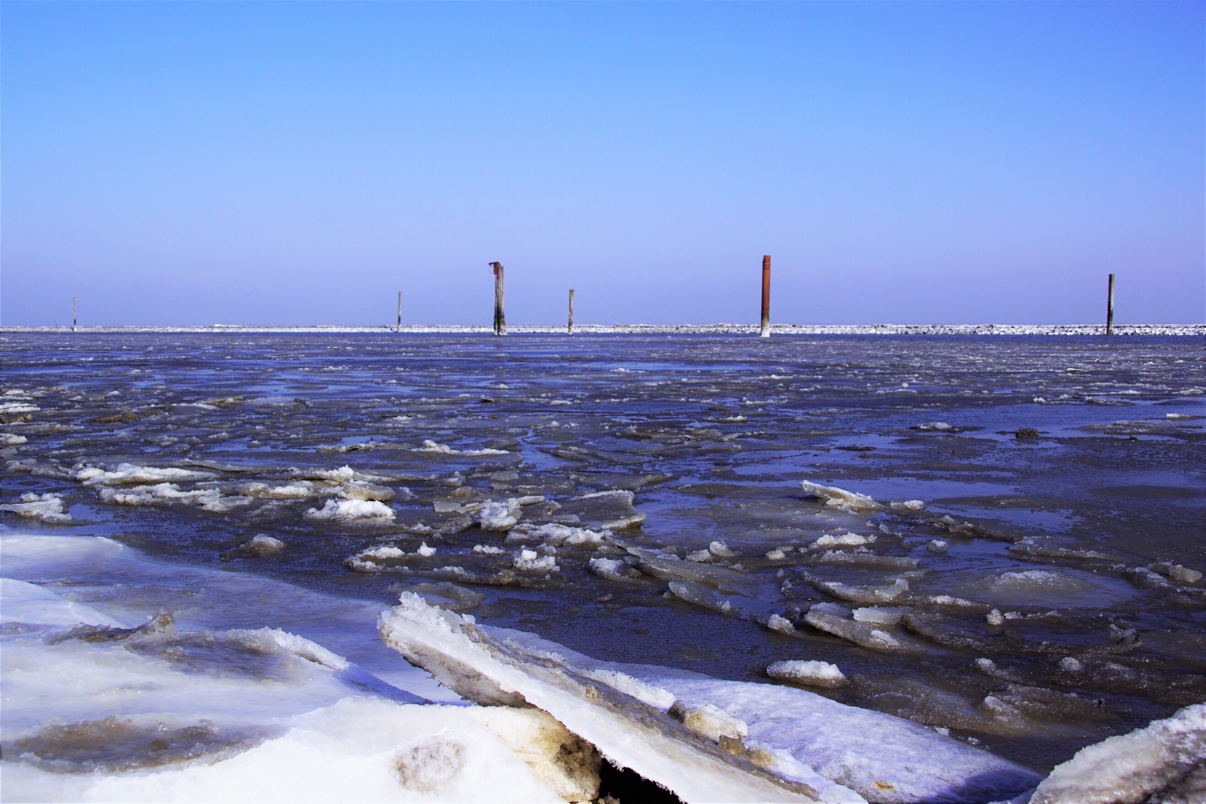 Bei -10 Grad bilden sich auch im Wattenmeer langsam Eisschollen und verwandeln die Landschaft in ein Wunderschönes Kunstwerk. Das Bild entstand im März in Bensersiel