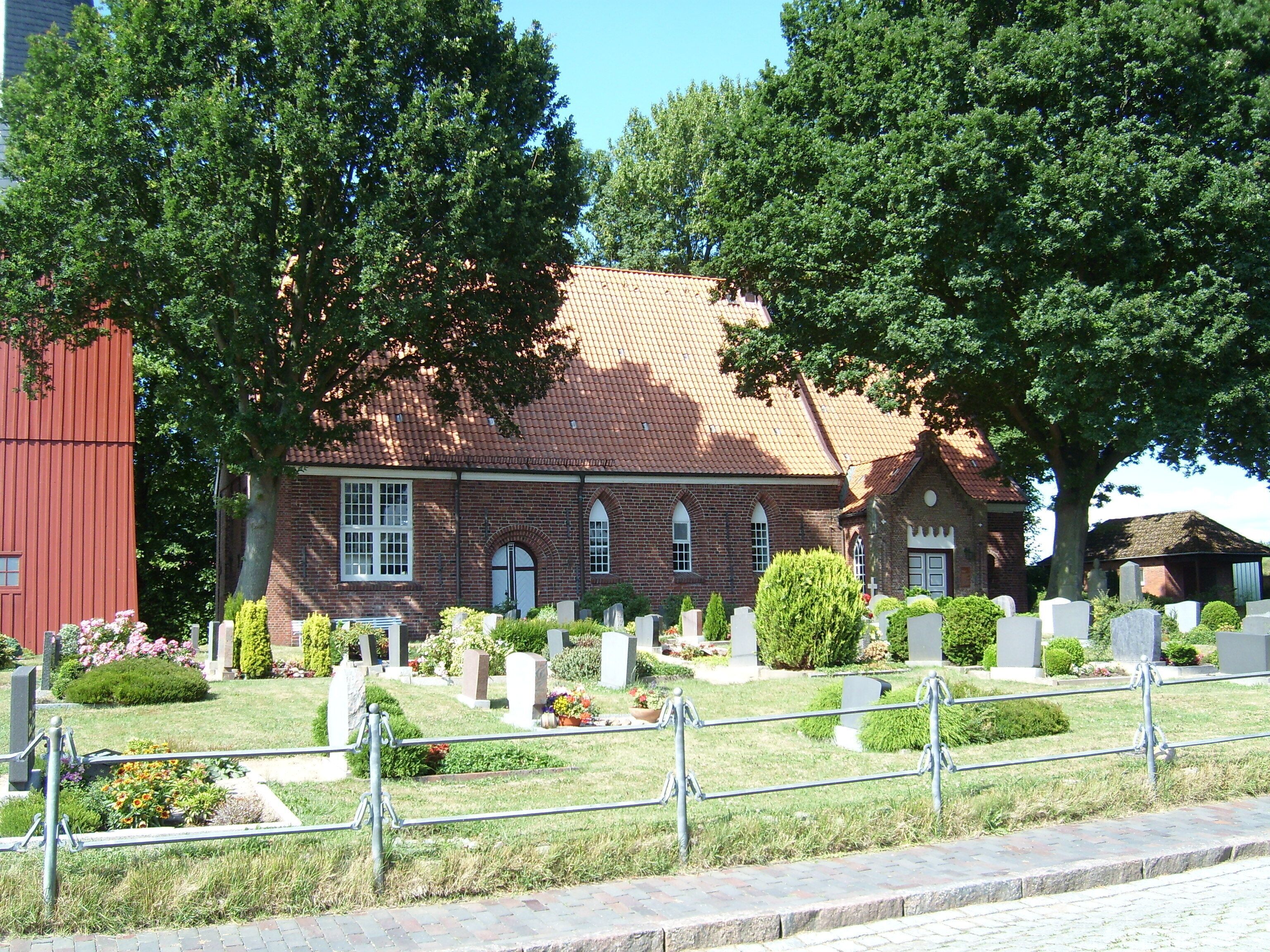 St.-Nicolai-Kirche Beidenfleth mit Kirchhof