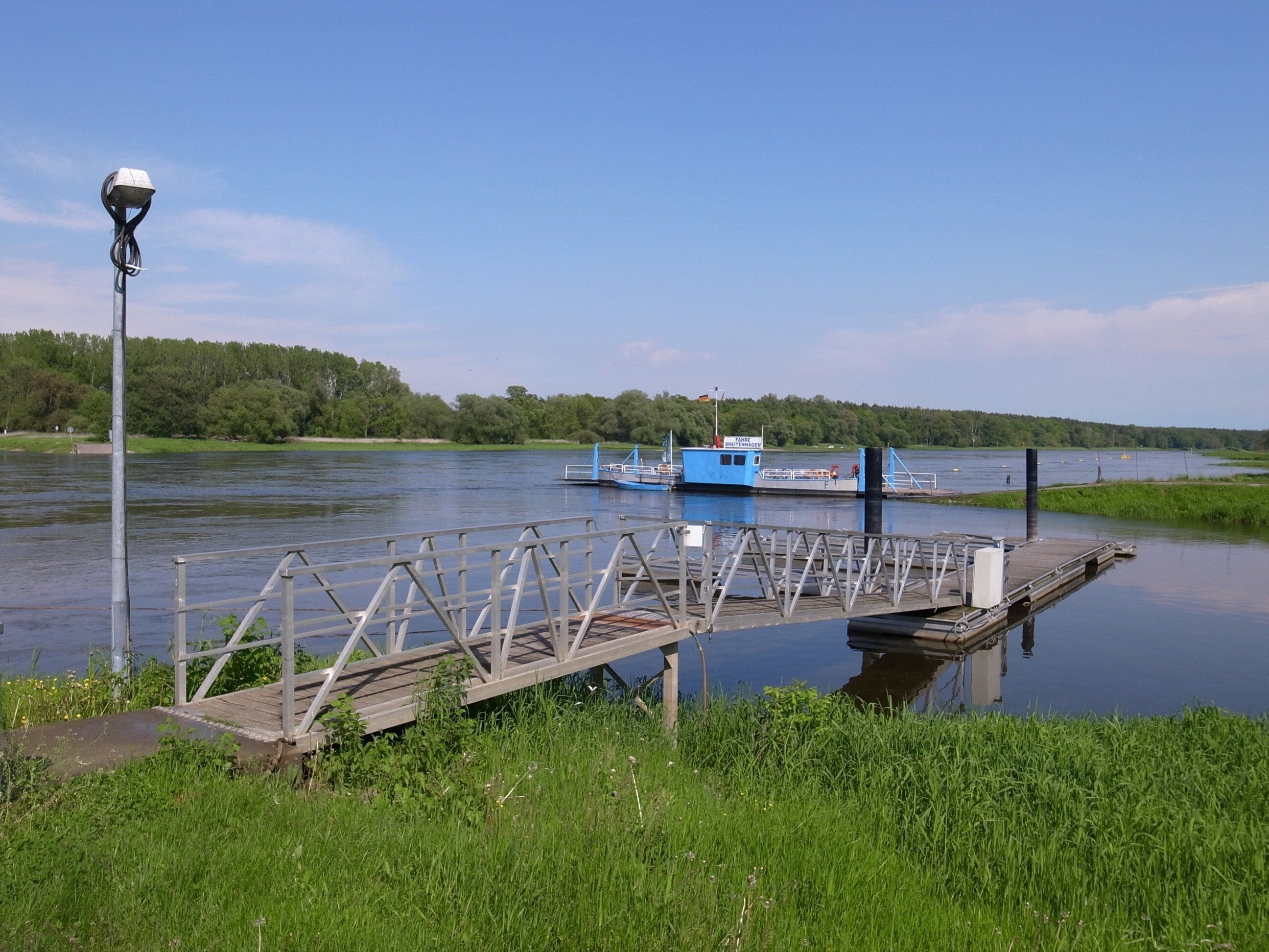 Breitenhagen, Gierseilfähre über die Elbe; abgebildeter Bereich überwiegend im Naturschutzgebiet „Steckby-Lödderitzer Forst“