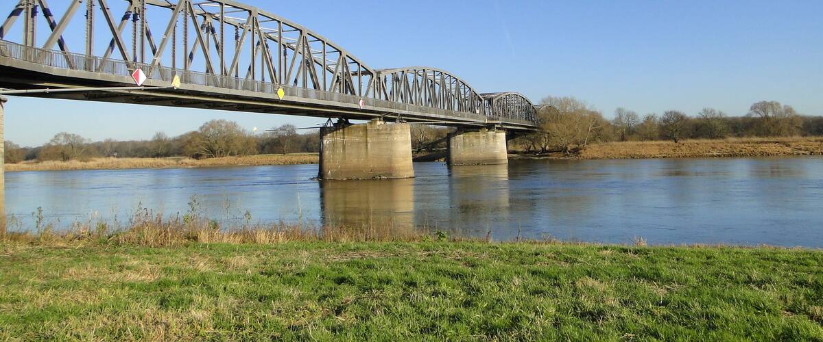 Railway bridge over the Elbe river near Barby, Salzlandkreis, Sachsen-Anhalt, Deutschland