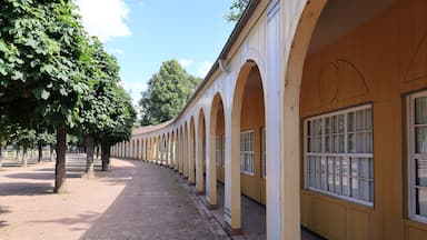 Blick in de Historischen Kurpark von Bad Lauchstädt in Sachsen-Anhalt